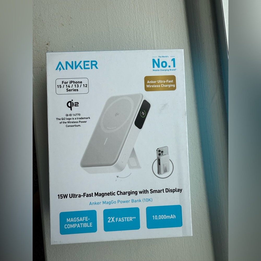 Anker White Wireless Charger with Smart Display. ⚡️